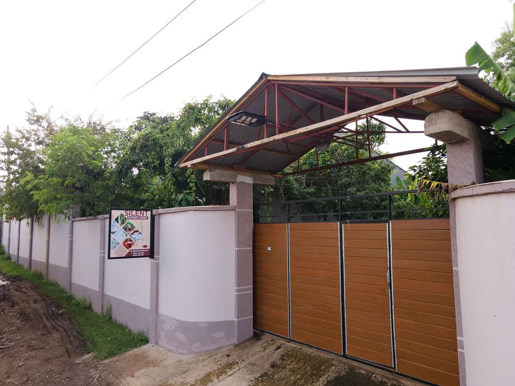 Silent Patner Lodge entrance gate
